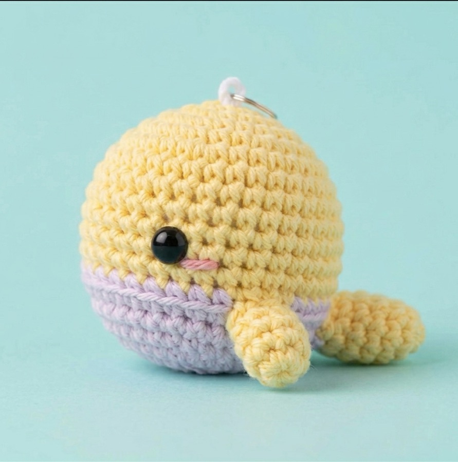 Baleine en crochet Fan Chant, jaune et lilas