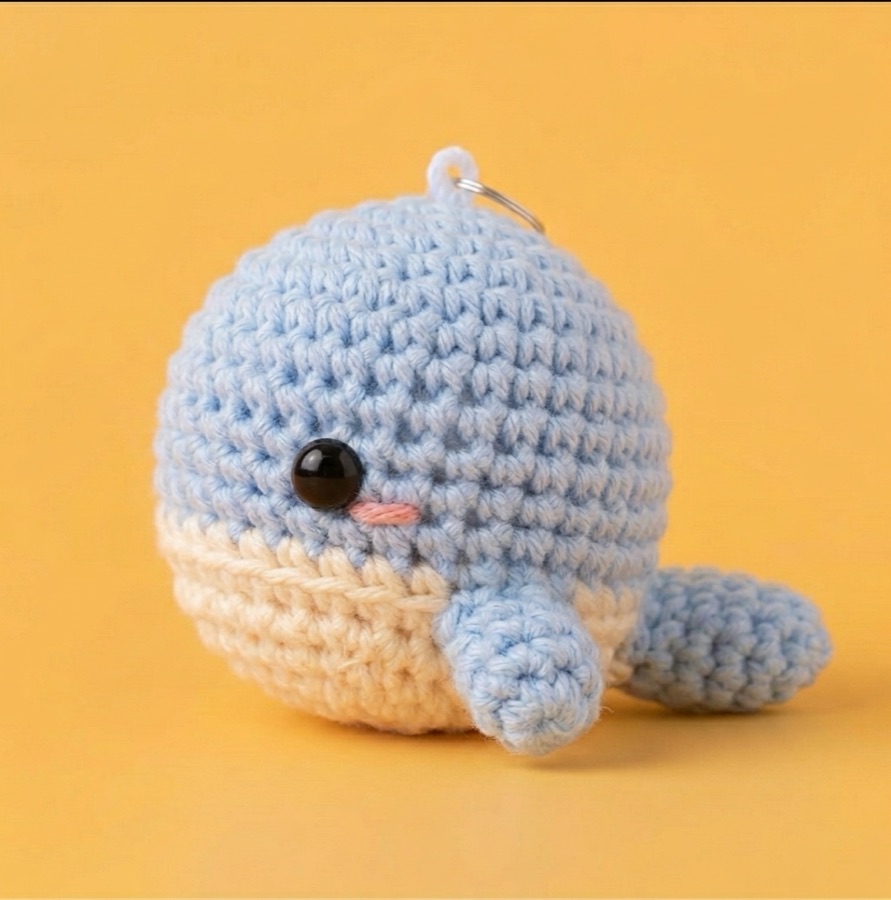 Baleine en crochet Maknae, bleu pastel et crème